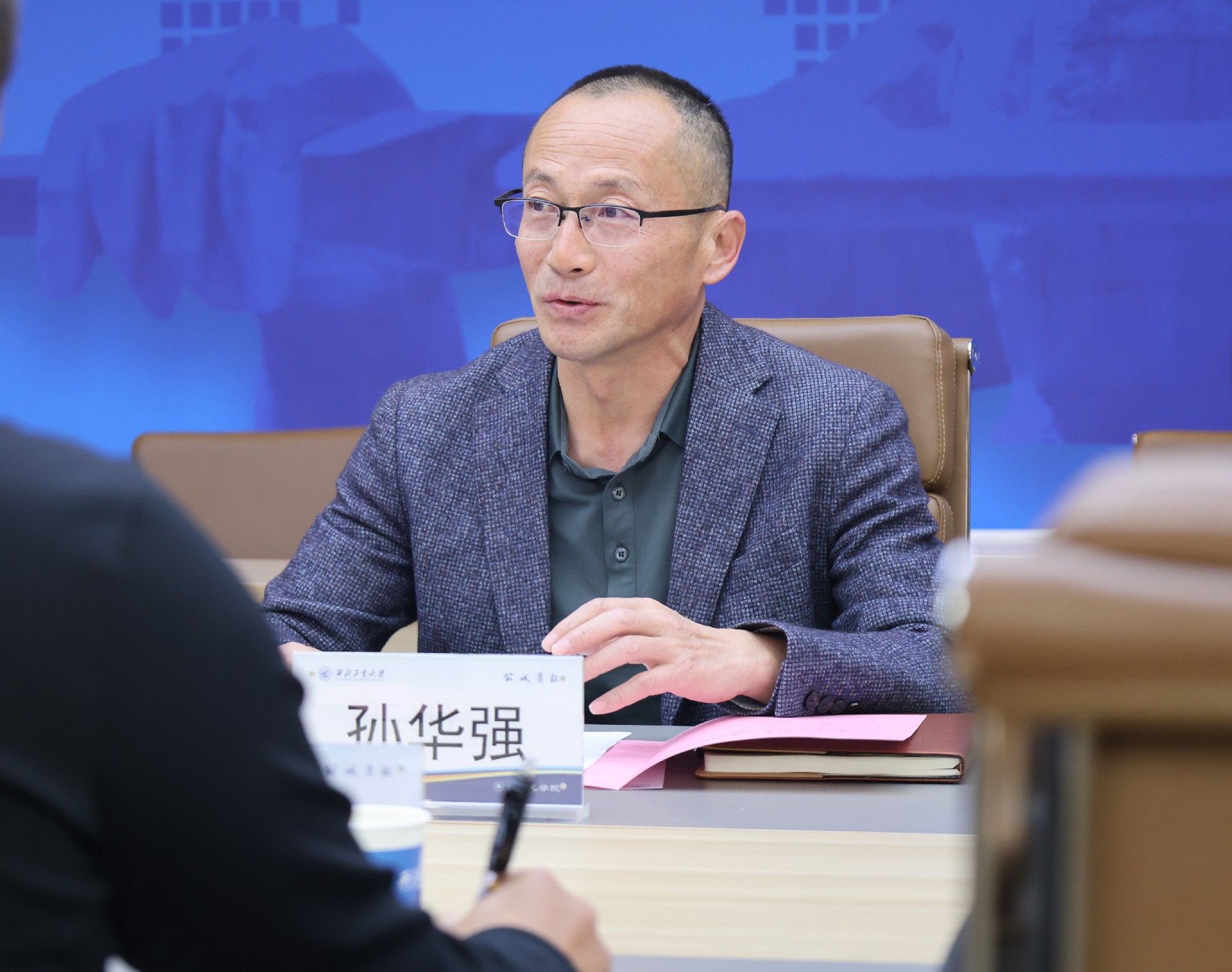 1776243714661976.jpg 自动化学院党委书记 孙华强 介绍学院.jpg