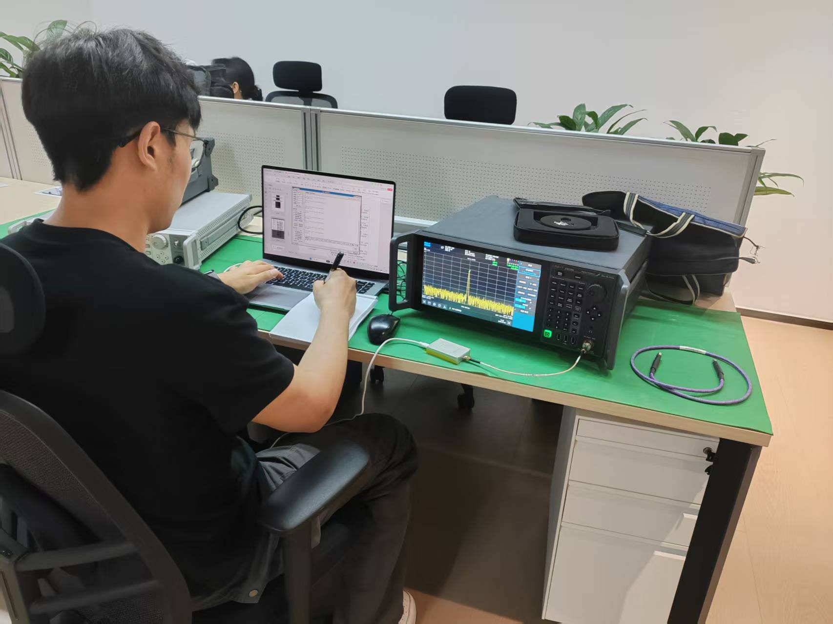 1784864325213249.jpg 华西客户上门2Hz_6GHz信号源模块测试1.jpg